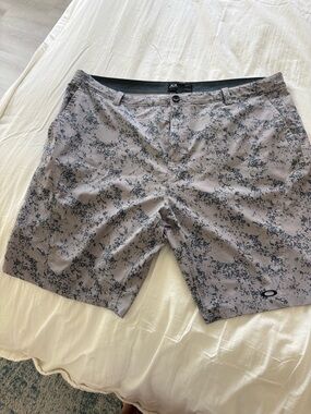 Oakley Gray Digital Camo Golf Shorts size 38